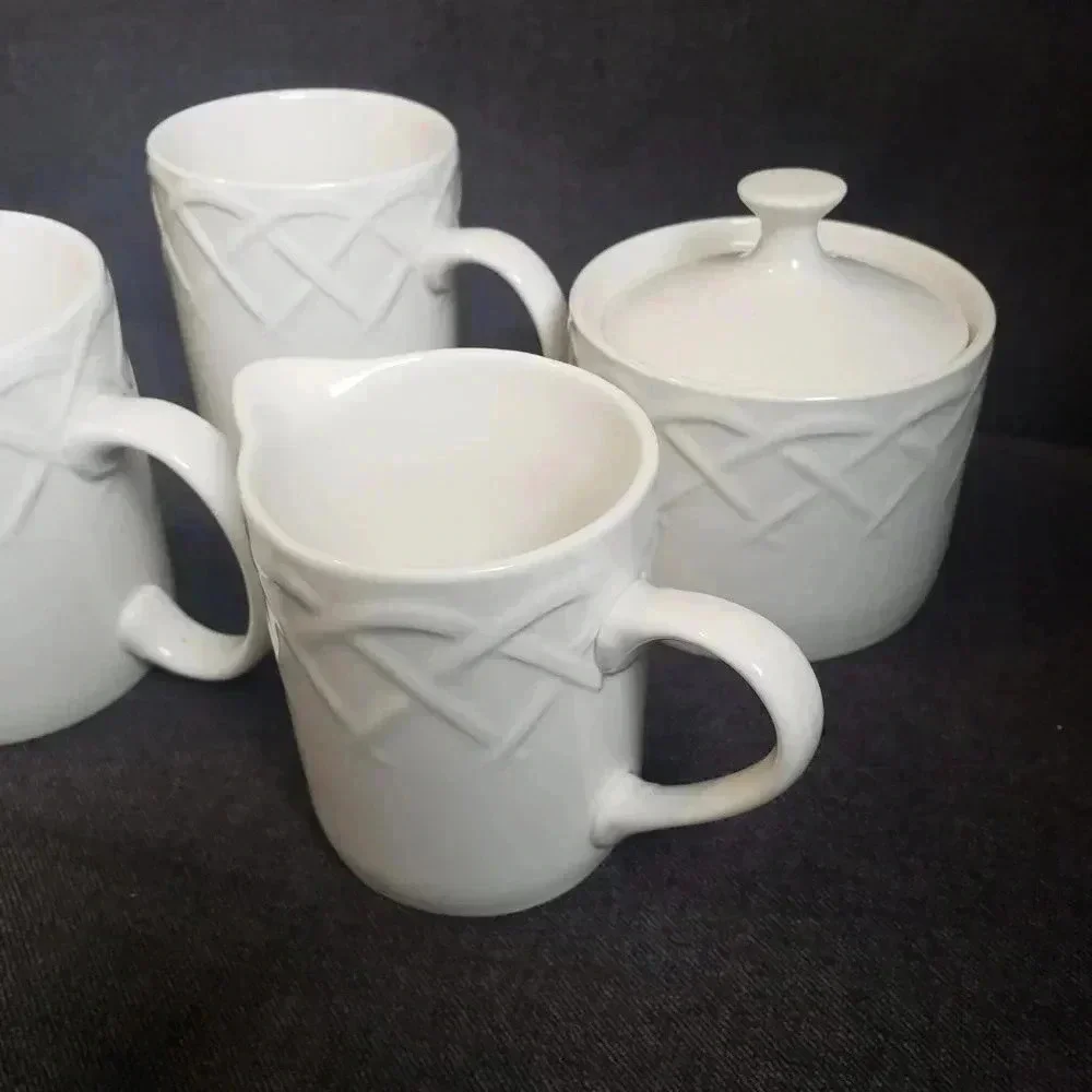 Oneida Picnic Sugar & Creamer & 2‎ Mugs
